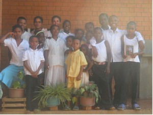 La “famiglia” al completo in occasione della Cresima di Pierrot (il secondo da destra): Zinah, Tonga, Eric, Madè Niry, Tonia, la mamma di Pierrot (non vedente), Stella (una volontaria italiana), Marinah, Arimalala, il cuginetto di Pierrot, Geromine, Samia, Bernadette, Oliviane, Delson, Tonicky, Pierrot e Fandresena.